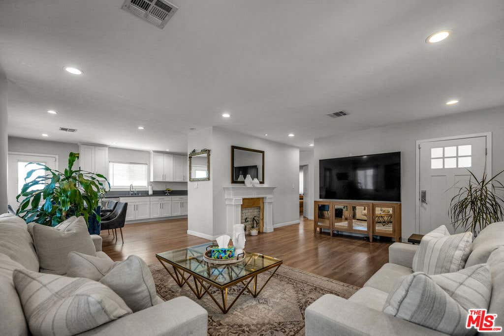 Photo of 6729 Ensign Avenue, Los Angeles, CA 91606 (MLS # 26870697)