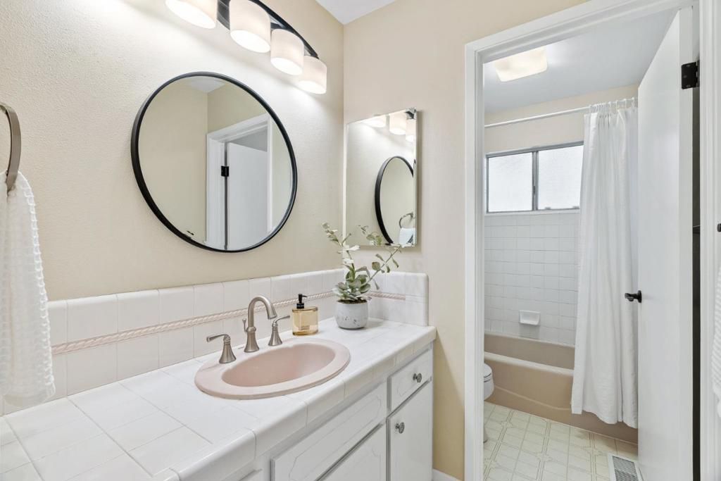 listing image 130727583501965428525