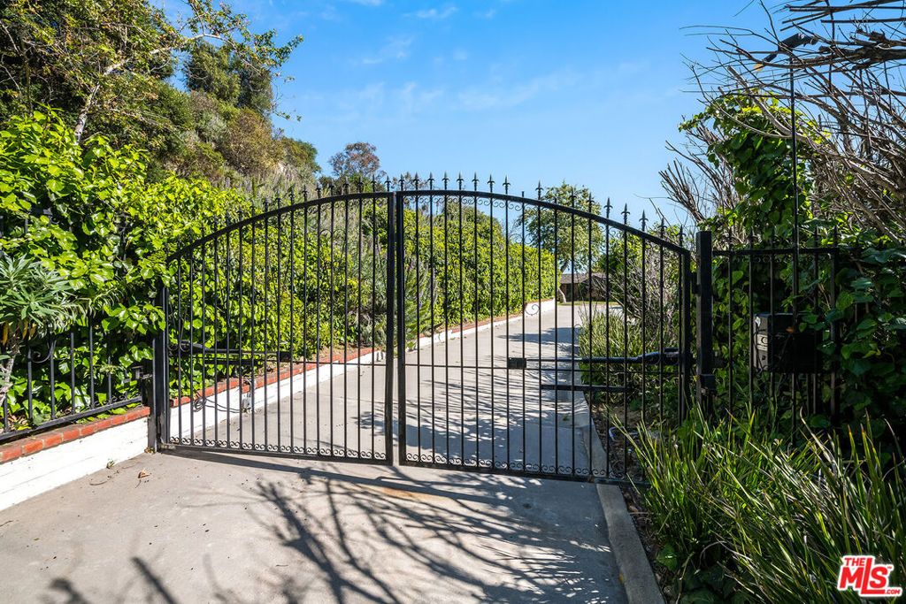 Photo of 11222 Bellagio Road, Los Angeles, CA 90049 (MLS # 25539261)