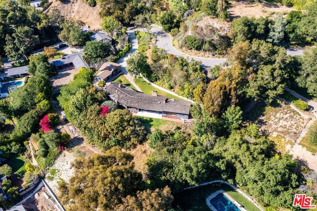 Photo of 11222 Bellagio Road, Los Angeles, CA 90049 (MLS # 25539261)