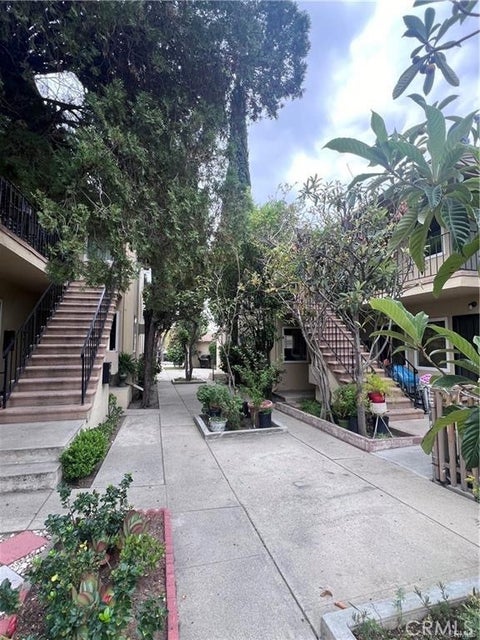 Photo of 12542 Vanowen Street, North Hollywood, CA 91605 (MLS # SR26191120)