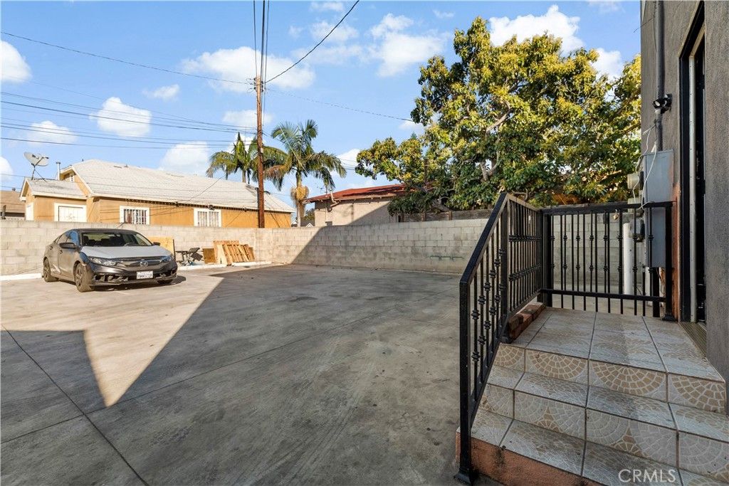 Photo of 1257 W Vernon Ave, Los Angeles, CA 90037 (MLS # SR26014528)