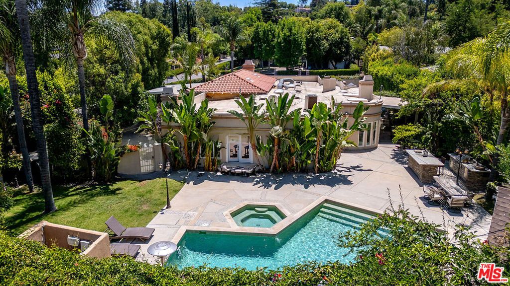Photo of 5105 Winnetka Avenue, Woodland Hills, CA 91364 (MLS # 25571499)