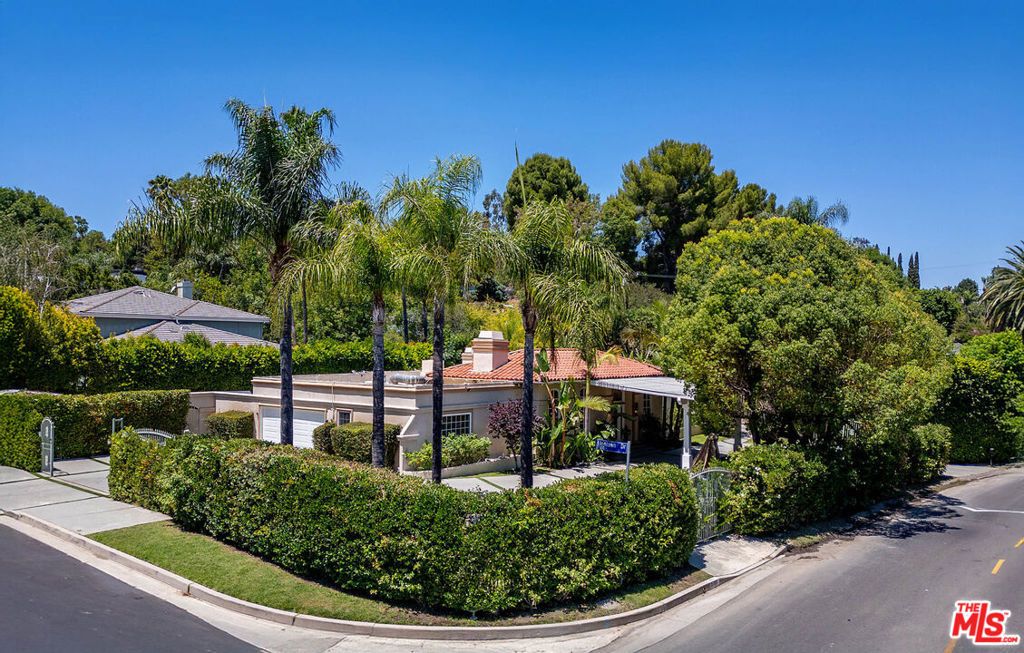 Photo of 5105 Winnetka Avenue, Woodland Hills, CA 91364 (MLS # 25571499)