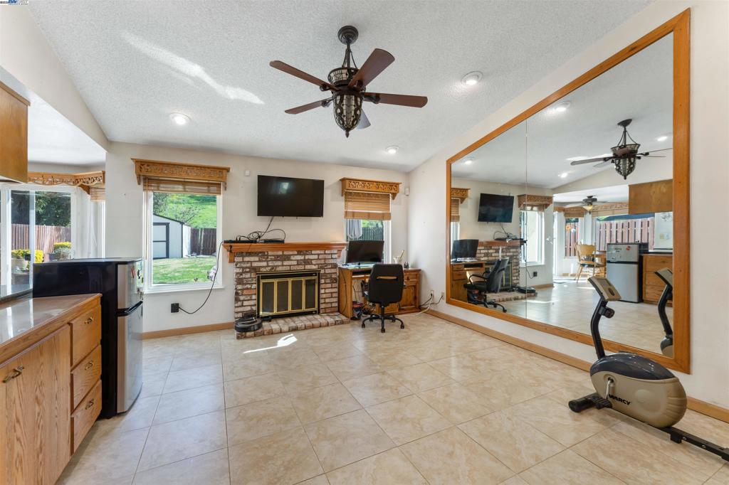 2901 Larkspur Dr.
