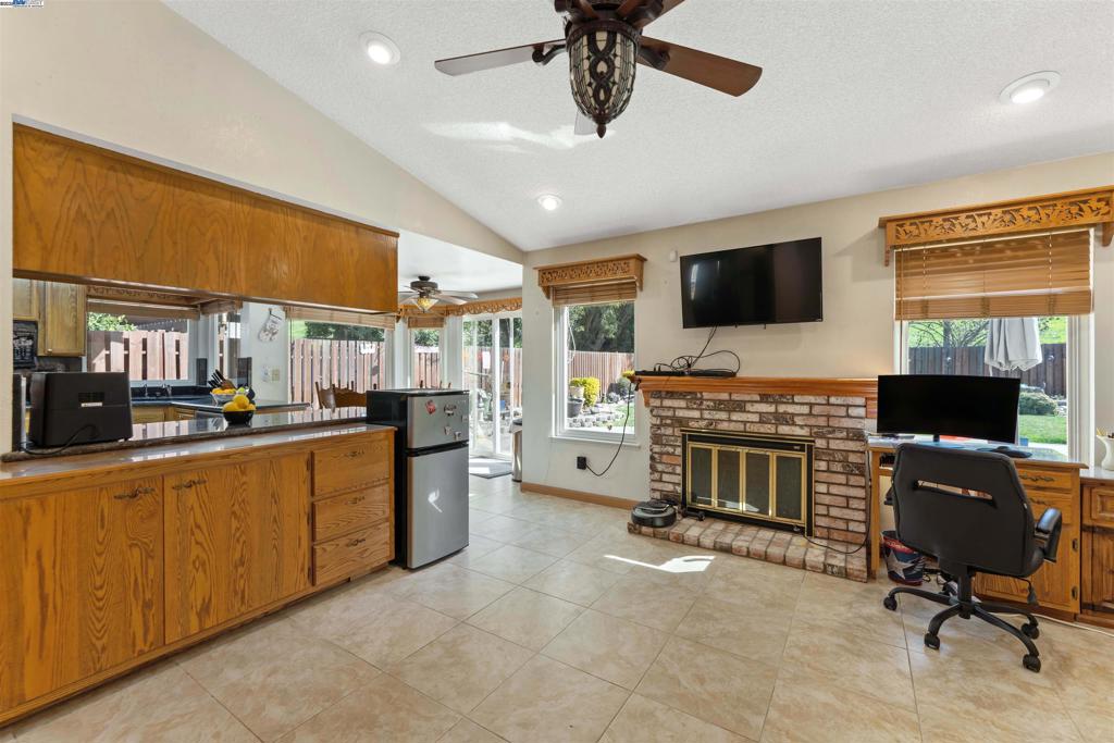 2901 Larkspur Dr.