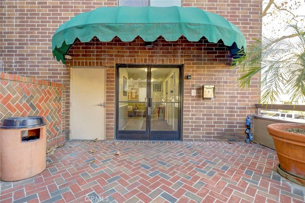 Photo of 424 Oak St #128, Glendale, CA 91204 (MLS # GD26010522)
