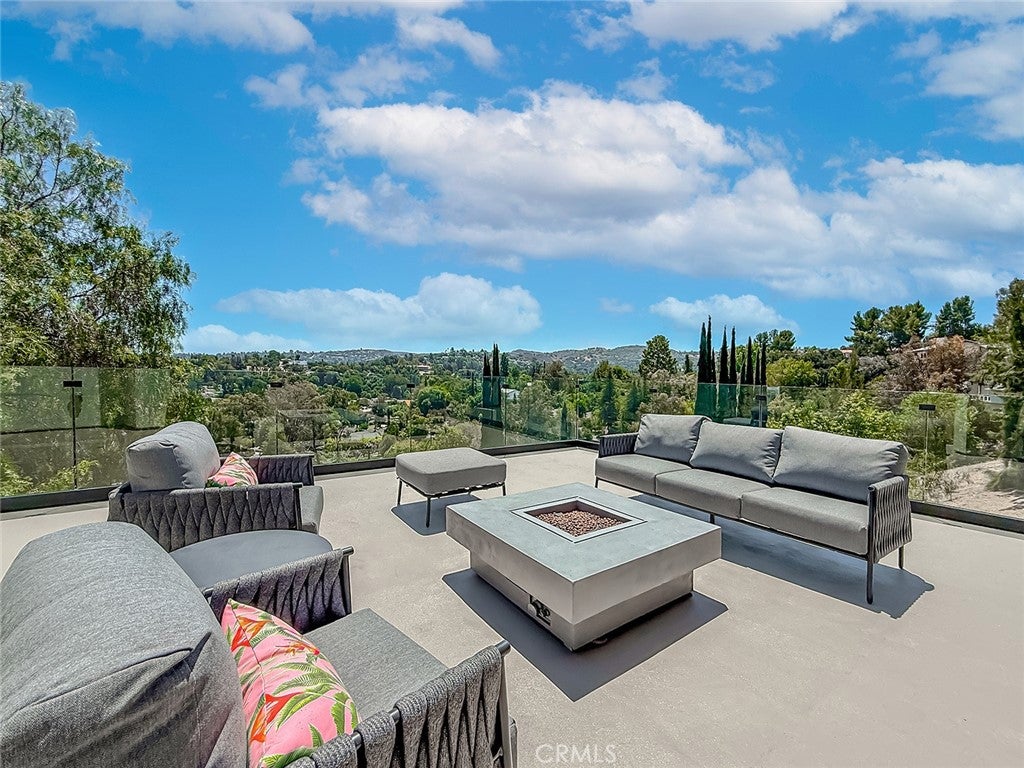 Photo of 5134 Medina RD, Woodland Hills, CA 91364 (MLS # SR26155975)