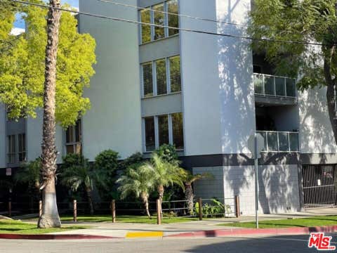 Photo of 7556 Hampton Avenue #304, West Hollywood, CA 90046 (MLS # 26870253)