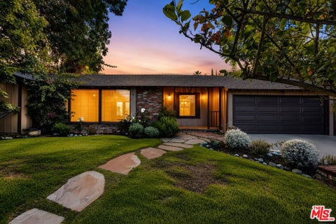 Photo of 13509 Bassett Street, Valley Glen, CA 91405 (MLS # 26980373)