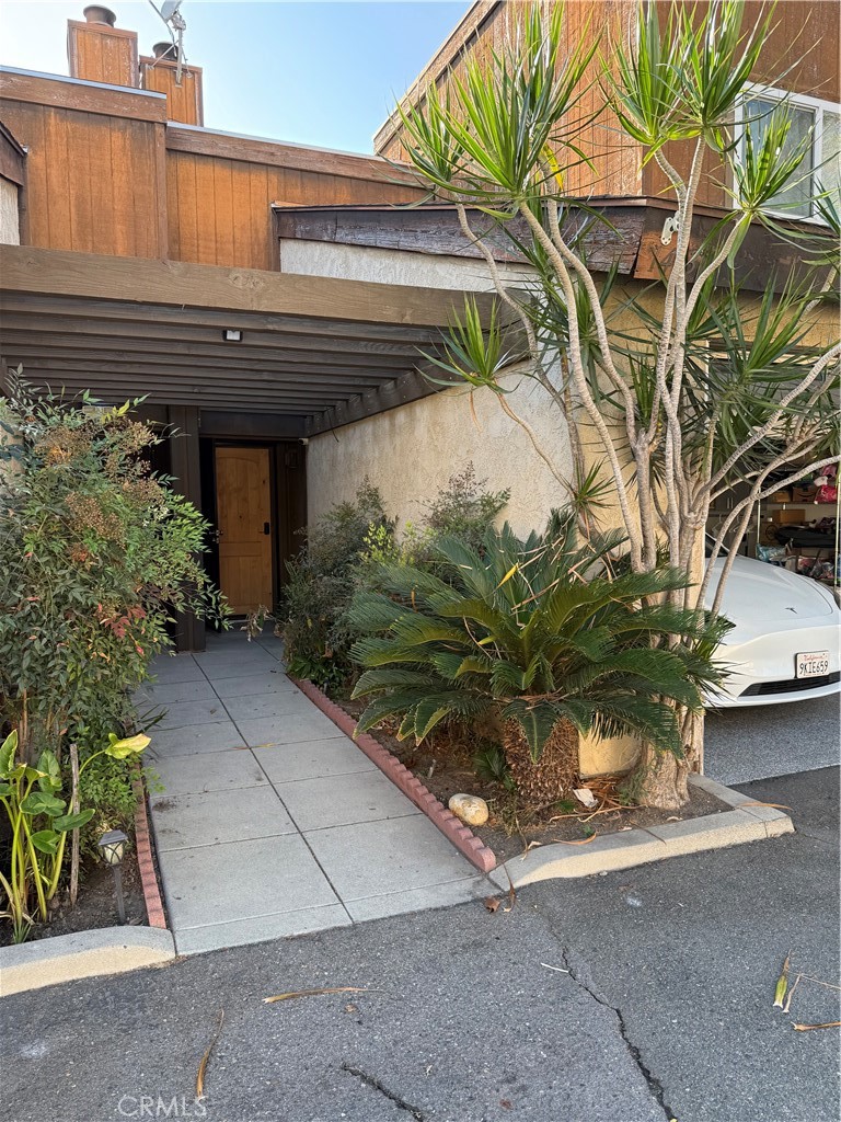 beautiful townhouse, remodeled totally, new kitchen, new bathroom, new floor, new windows, spacious master bedroom with walk-in closet. Nice little back yard, end unit, walk in distance to shopping center and supermarket. .......easy to access to freeway.