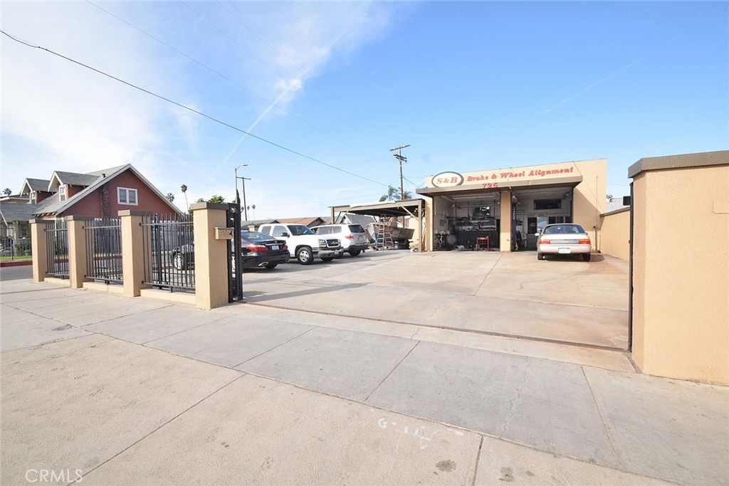 725 W Gardena Boulevard