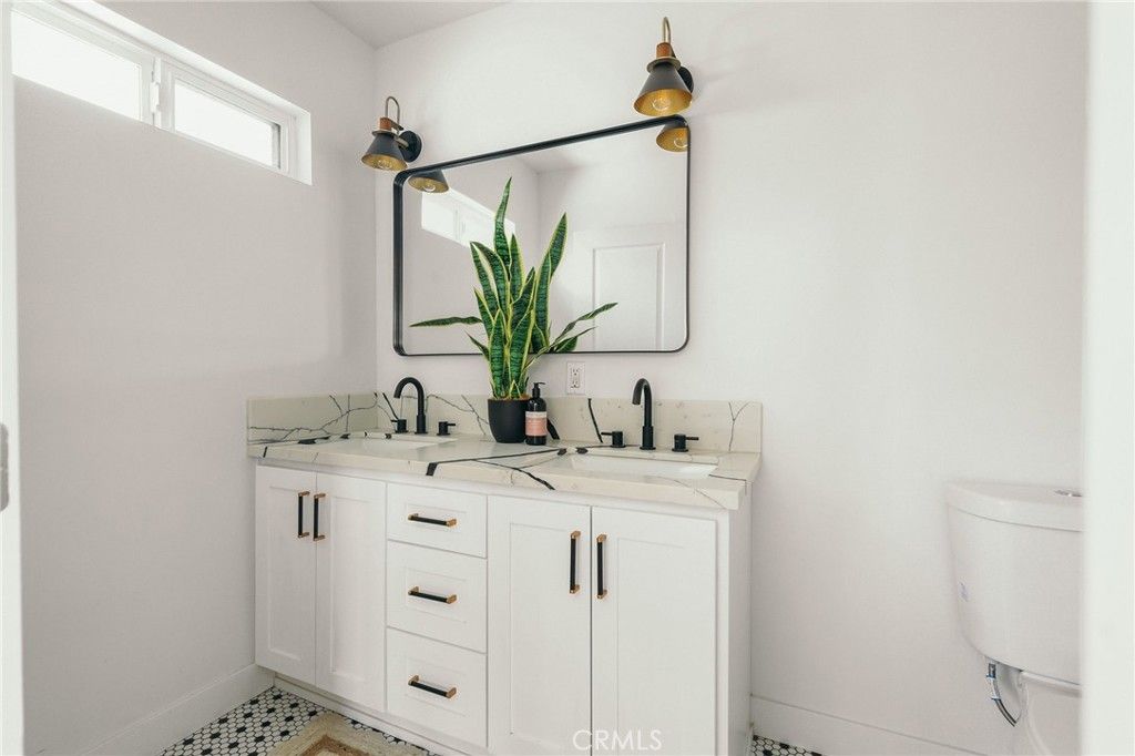 listing image 130721460181393465726
