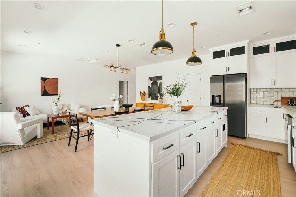 listing image 130724864845768130001