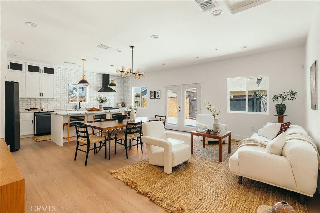listing image 130725377918842731756