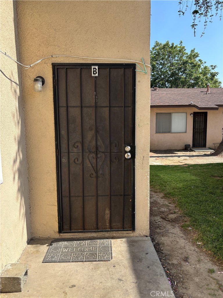 READY FOR MOVE IN! APARTMENT FOR LEASE IN ONTARIO FEATURES 2 STORY 2 BEDROOMS, 1 BATHROOM, 750 SQ FT OF LIVING SPACE, PLANK/CARPET FLOORING, LAUNDRY HOOK UP IN KITCHEN, GAS COOKING, WALL HEATING, SMALL OPEN PORCH AT REAR.