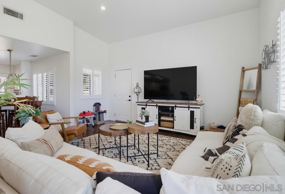 3221 E Victoria