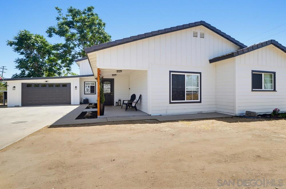 3221 E Victoria
