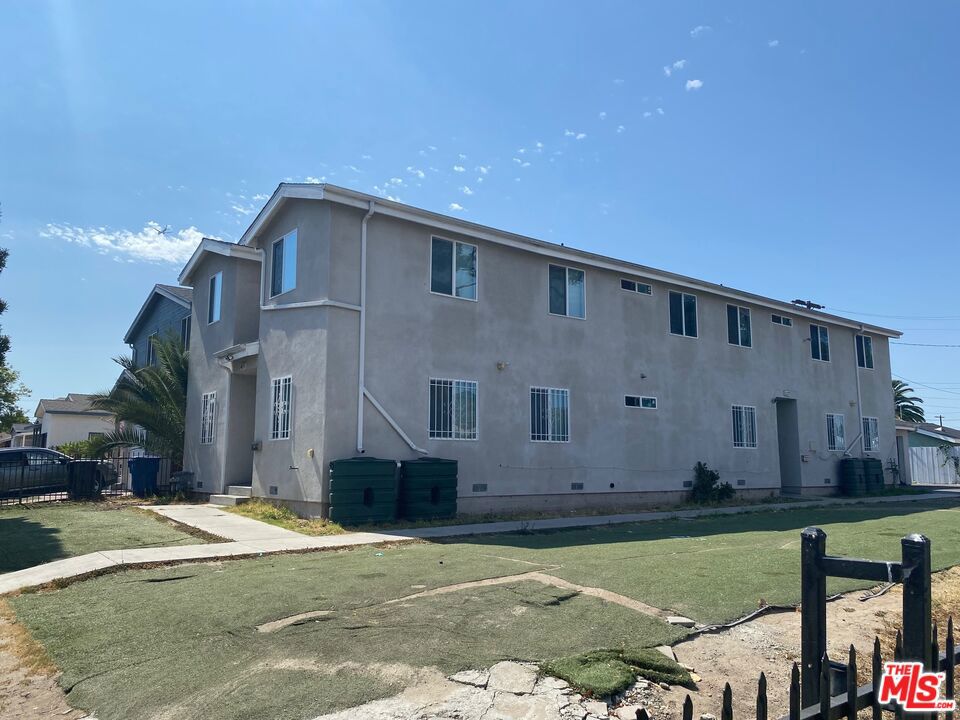 This is 2 unit townhouse type properties. 10217 S Grand Ave and 405 103rd St. The 10 bedroom, is overall. Each unit has 5 bed room and 3 to bathroom. Again, it is not leasing for 10 bedroom, but 5 bed each. Each unit for 4,000.00. Garage is detached, but enough parking space inside the fence. 13 month leaese, then 1st month rent free, and laundry hookup inside the unit.
