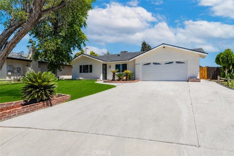 Photo of 2924 Cedarwood DR, Bakersfield, CA 93309 (MLS # SR26167973)