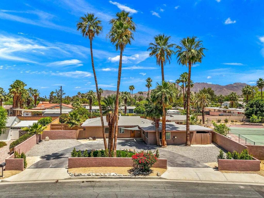 Short term listing. Months of Oct, November or November to Dec 2025. Owner will prefer a 2 month booking. Fully remodeled. Marble floors and kitchen counters as well as updated appliances and bathroom. Great location in the heart of Palm Desert. Close to El Paseo and all other shops. Park nearby is another plus point.
