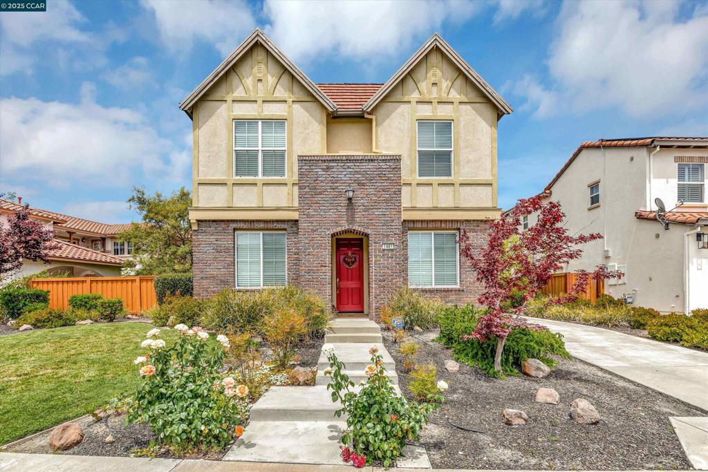 Gorgeous home in highly sought after Monterosso community of Danvile. Beautifuly appointed with al the amenities featuring 18x18-inch handset, straight lay ceramic tile flooring in entryway, kitchen, laundry room, and bathrooms; granite counters throughout, stainless GE Monogram appliances, and European style maple cabinetry with raised panel doors in a medium stained finish. Luxurious owner’s suite with spacious walk-in closet, oval soaking tub, and separate stal shower. Situated on a premium lot with ample room to play! Apply with RentSpree https://apply.link/xlOiDyM