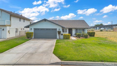 Photo of 18465 Mountain Meadows Dr, Victorville, CA 92395 (MLS # DW26220363)