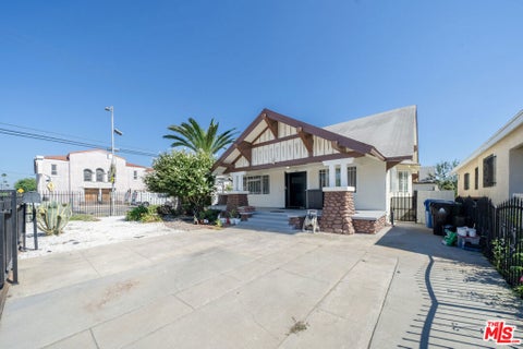 Photo of 804 W 55th Street, Los Angeles, CA 90037 (MLS # 26944499)
