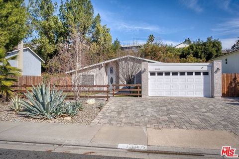 Photo of 30655 Lakefront Drive, Agoura Hills, CA 91301 (MLS # 26673215)