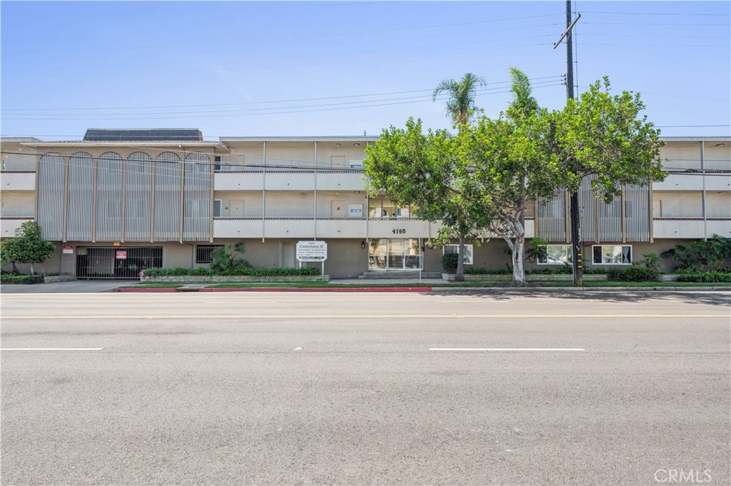 This spacious 1 bedroom, 1 bathroom condo offers 872 square feet of comfortable living space in a well-maintained community. The unit features a kitchen with a stove and dishwasher, plenty of natural light, and access to on-site laundry. One assigned parking space is included, and water and trash are covered.
Conveniently located near El Camino College, Columbia Park, and major shopping destinations like South Bay Galleria and Costco. The property also offers easy access to grocery stores, dining options, and the 405 freeway, making commuting and daily errands simple.
**PHOTOS ARE OF SIMILAR LISTINGS**