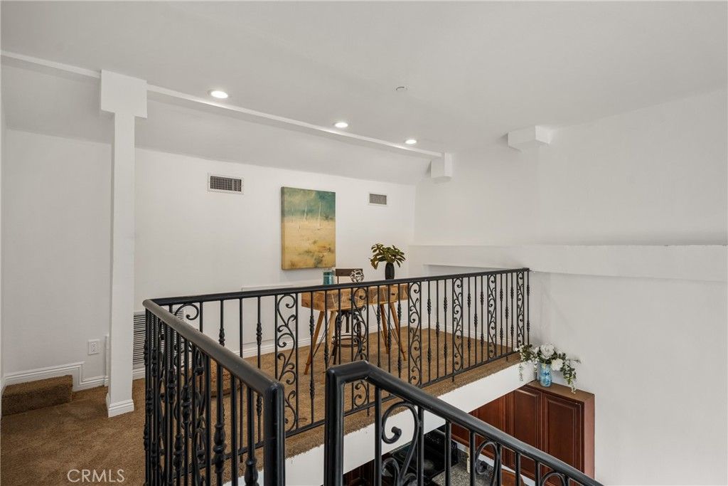 listing image 130723444273578534144