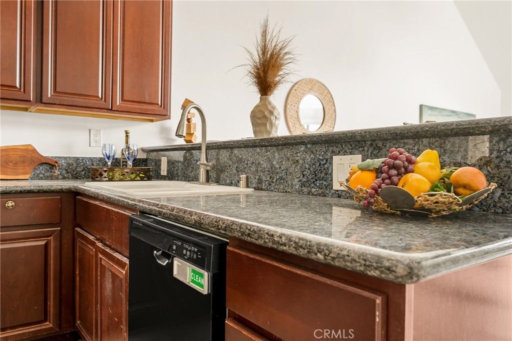 listing image 130728689280203000511
