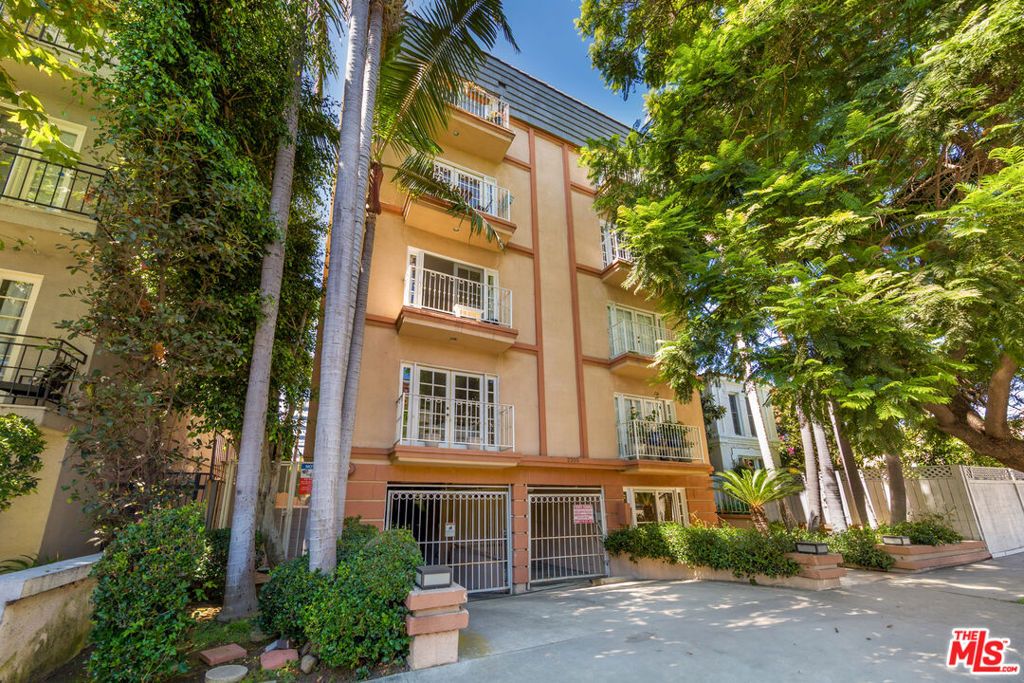 Photo of 2205 S Bentley Avenue #302, Los Angeles, CA 90064 (MLS # 25621537)