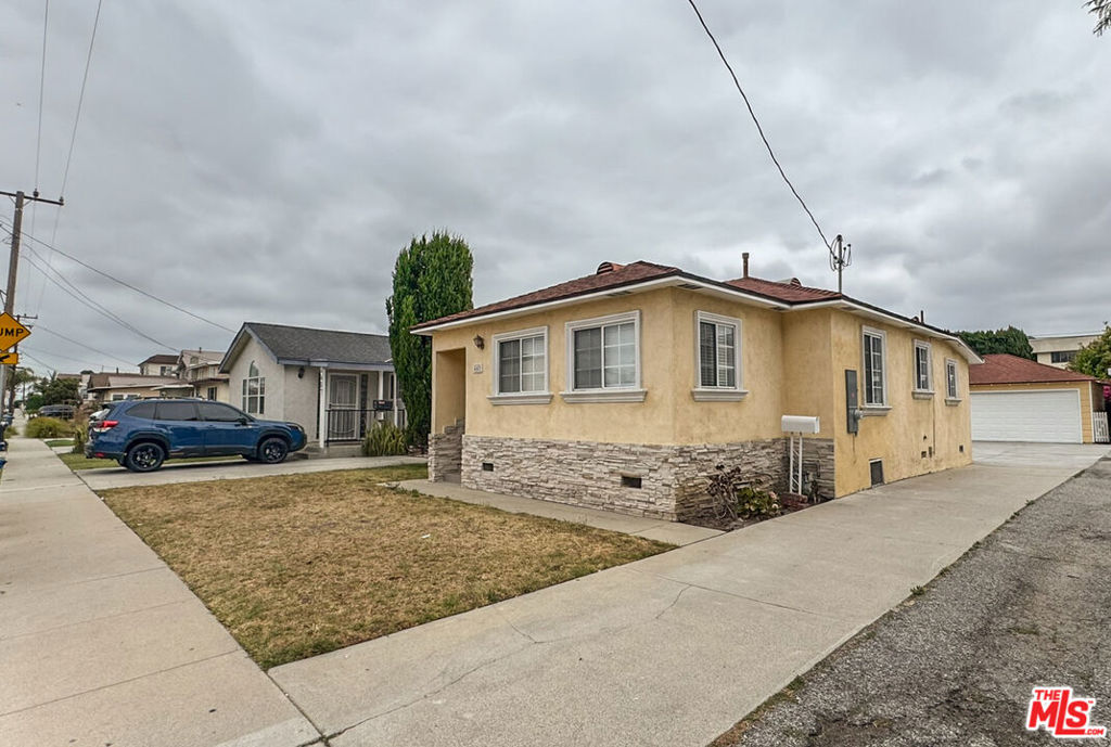 Main image without alt text