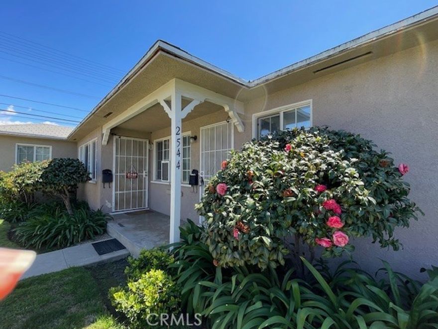 This updated one-bedroom, one-bath unit in a prime Burbank location offers both convenience and style. The spacious layout includes a large living room, an extended eat-in kitchen, and ample hallway storage. Designer finishes enhance the kitchen and bathroom, while new flooring and fresh paint add a modern touch. Additional perks include in-unit laundry and a functional floor plan. This unit has no parking. Street parking only