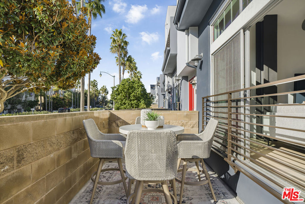 5350 Playa Vista Drive 14