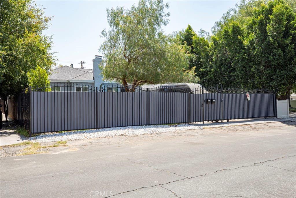Photo of 6206 Camellia AVE, North Hollywood, CA 91606 (MLS # GD26115199)