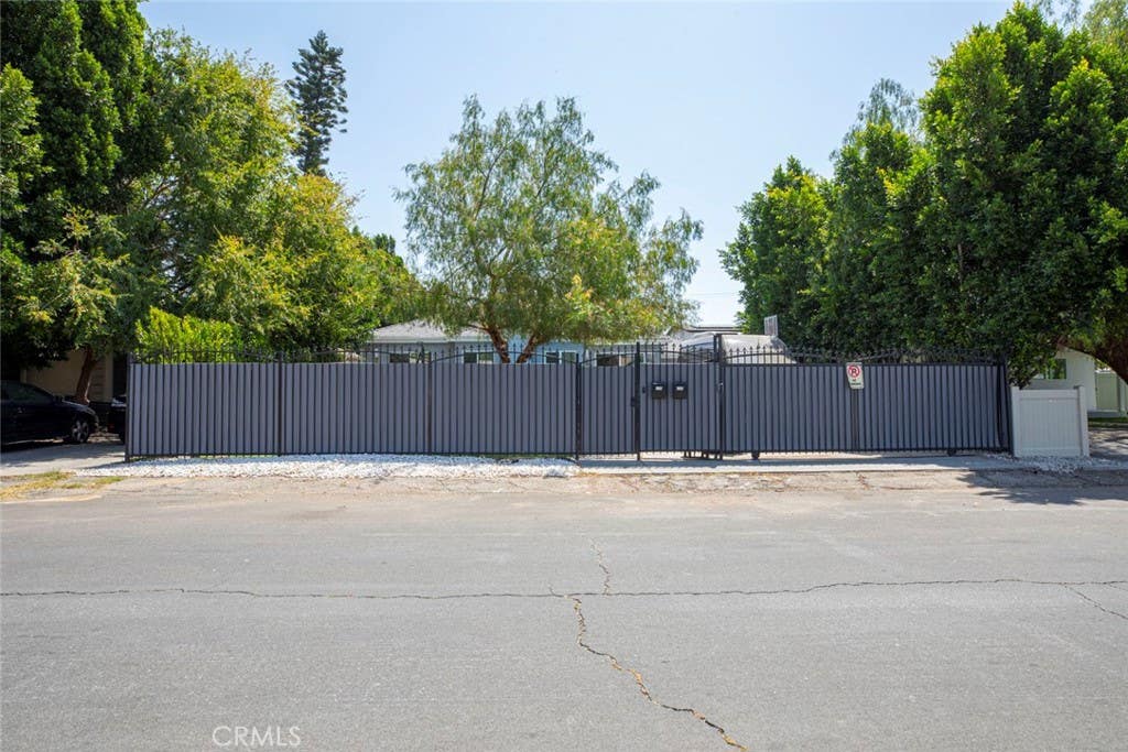 Photo of 6206 Camellia AVE, North Hollywood, CA 91606 (MLS # GD26115199)