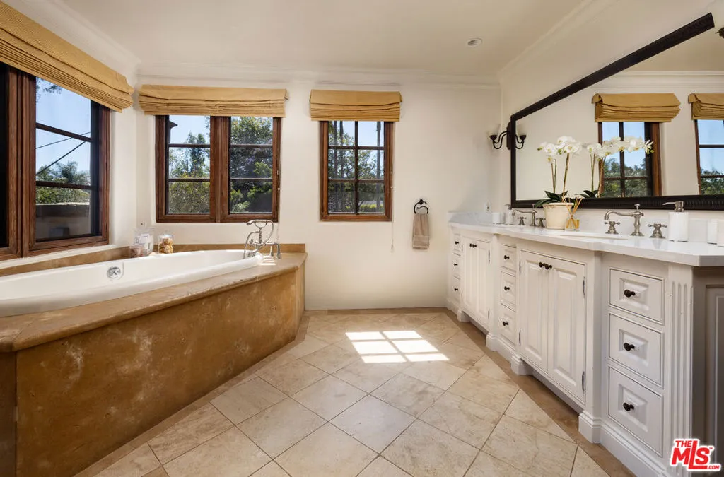 Montecito, California 93108, United States, 5 Bedrooms Bedrooms, ,6 BathroomsBathrooms,Residential,Active,172569