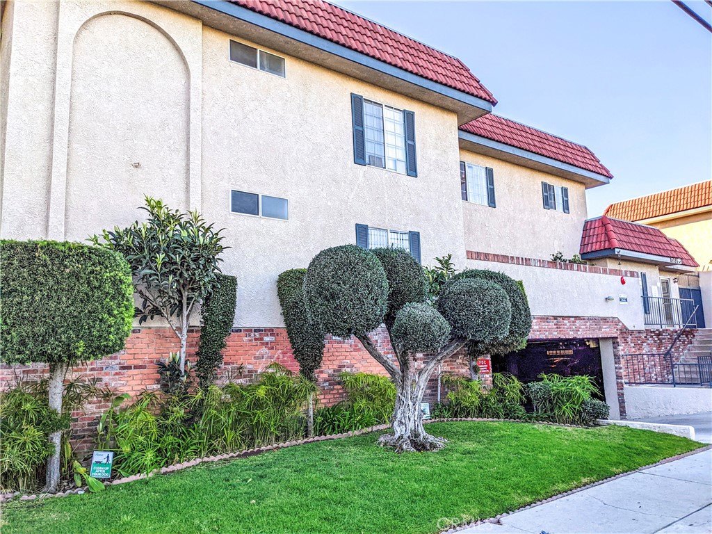 Welcome home to this 1 bedroom, 1 bathroom apartment in Hawthorne! This freshly painted unit has plenty of sunlight from windows on two sides of the apartment. It has laminate floors throughout (no carpet!) and has a ceiling fan for your comfort. Large wardrobes are provided for your storage needs. The kitchen includes appliances such as stove and dishwasher and the area is separated by cabinets with sleek countertops. This complex features a laundry room. One assigned parking spot in a secure garage is included. Close to Zela Davis Park, Jim Thorpe Park, Bud Carson Middle School, Northgate Market and more.