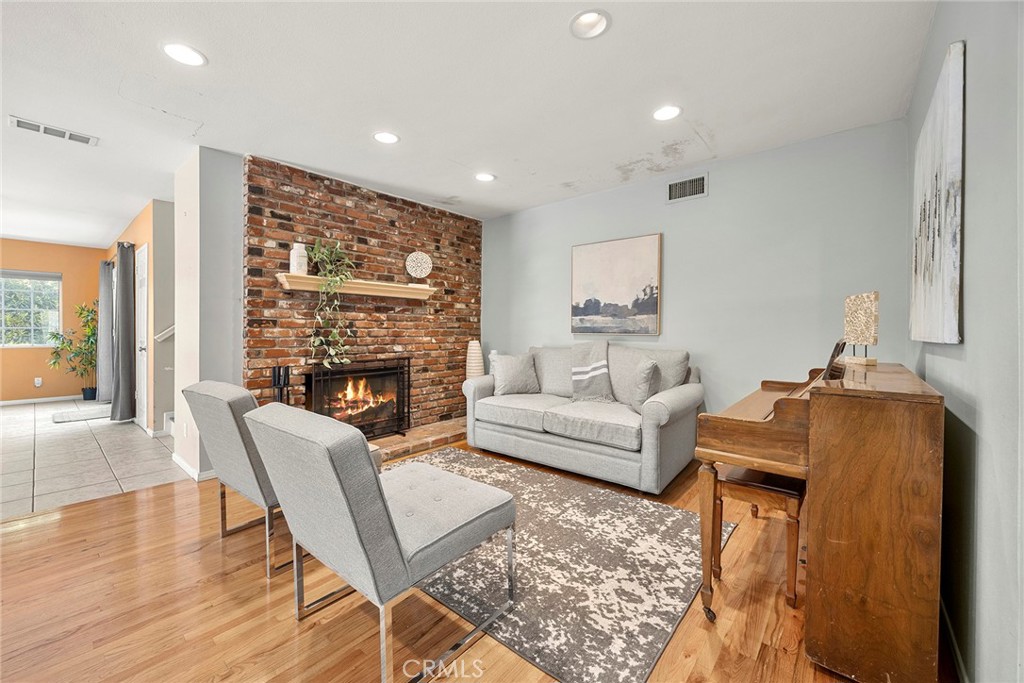 1835 W Chateau