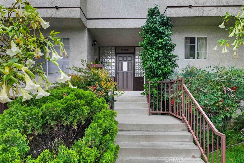 305 E Valencia J