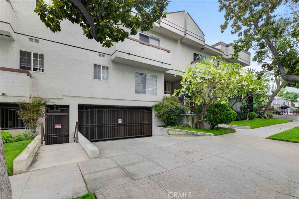 305 E Valencia J