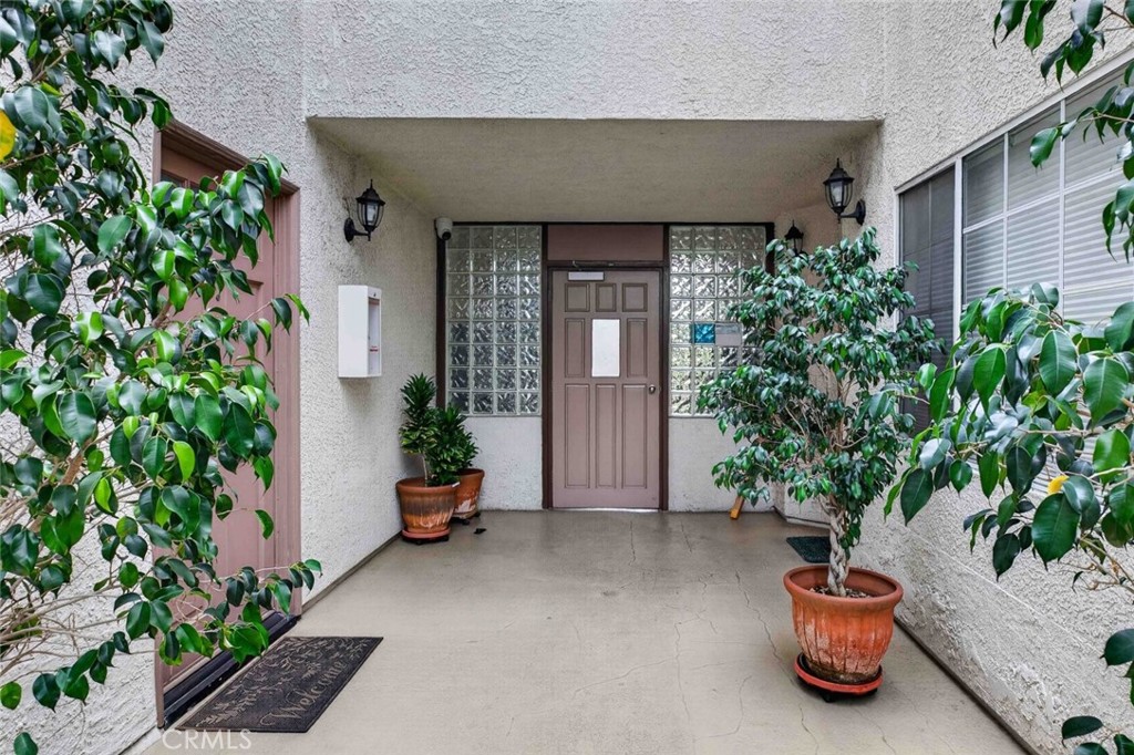 305 E Valencia J