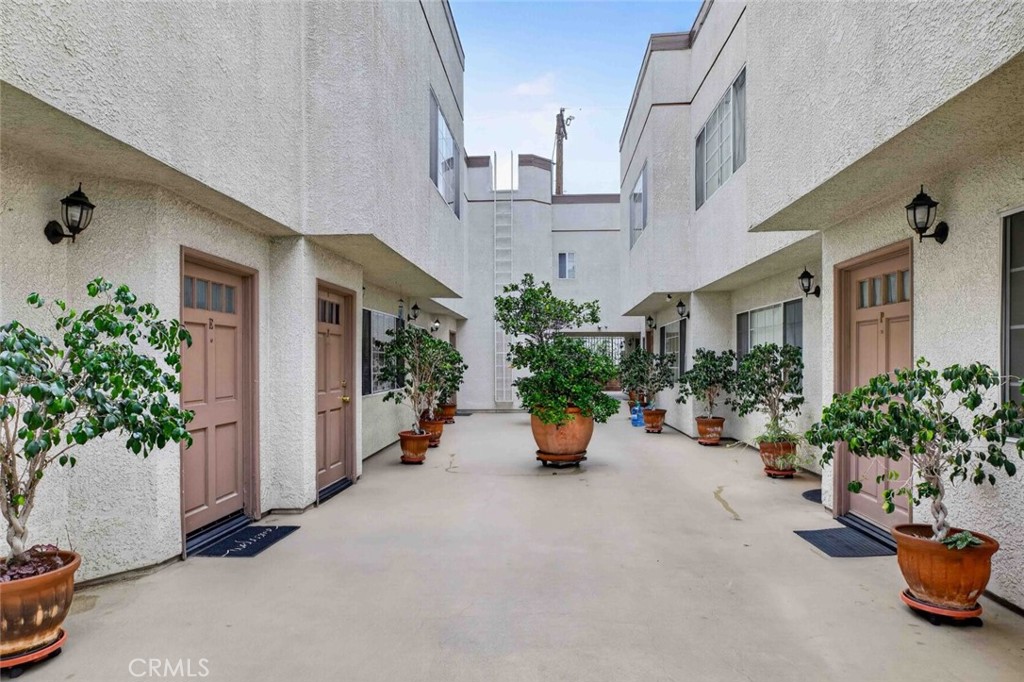 305 E Valencia J