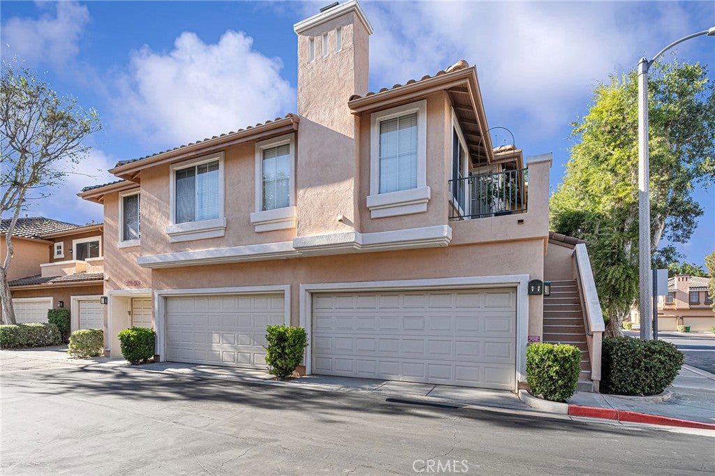 3301 Ladrillo Aisle