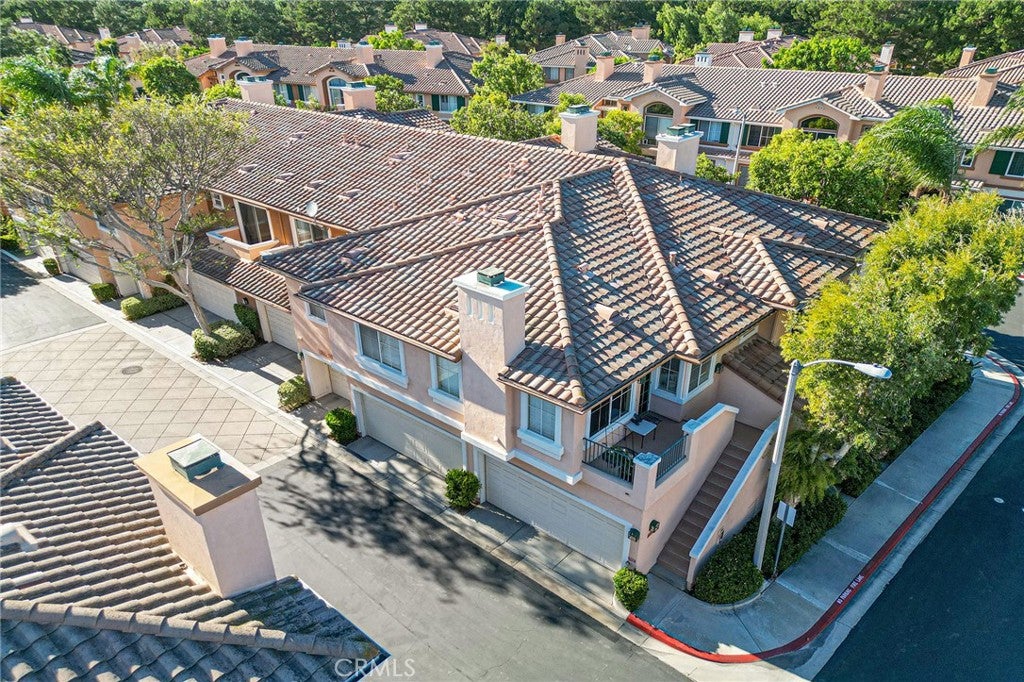 3301 Ladrillo Aisle