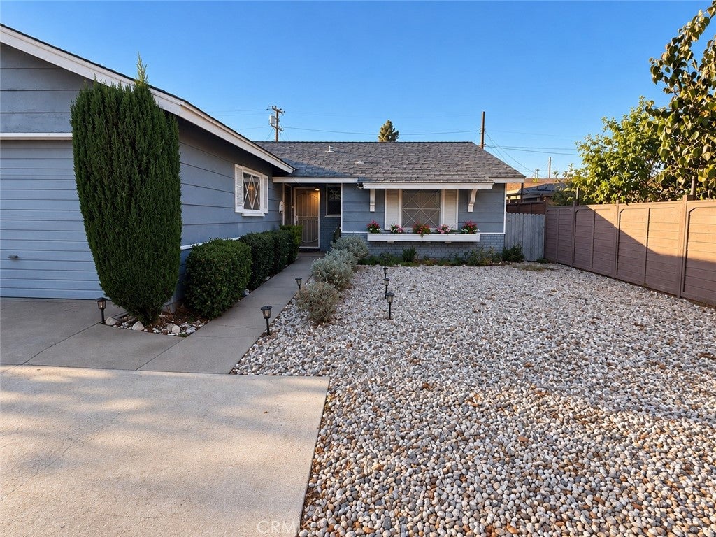 10883 Vinedale