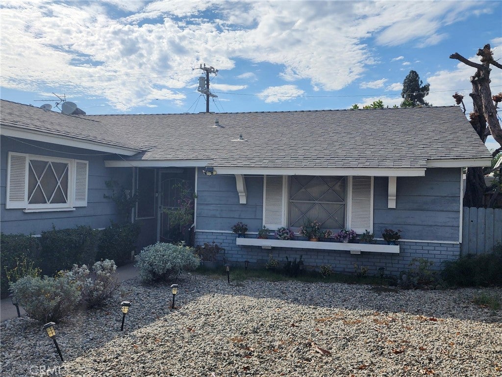 10883 Vinedale