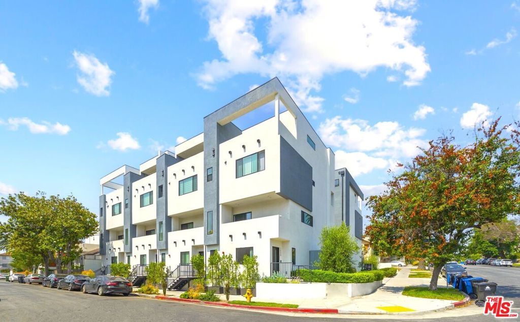 Photo of 497 N St Andrews Place, Los Angeles, CA 90004 (MLS # 26636299)